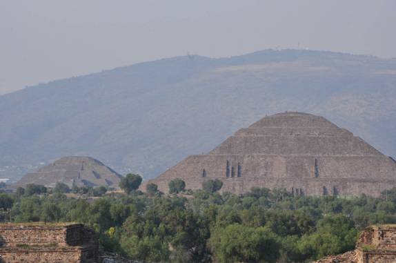 Pirâmides do Sol e da Lua vistas do Templo de Quetzalcóatl, em Teotihuacán, ao norte da Cidade do México